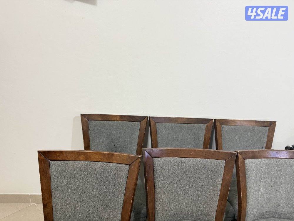 طاوله خشب طبيعي معاها ٦كراسي حاله جيده جدا ونضيفه2