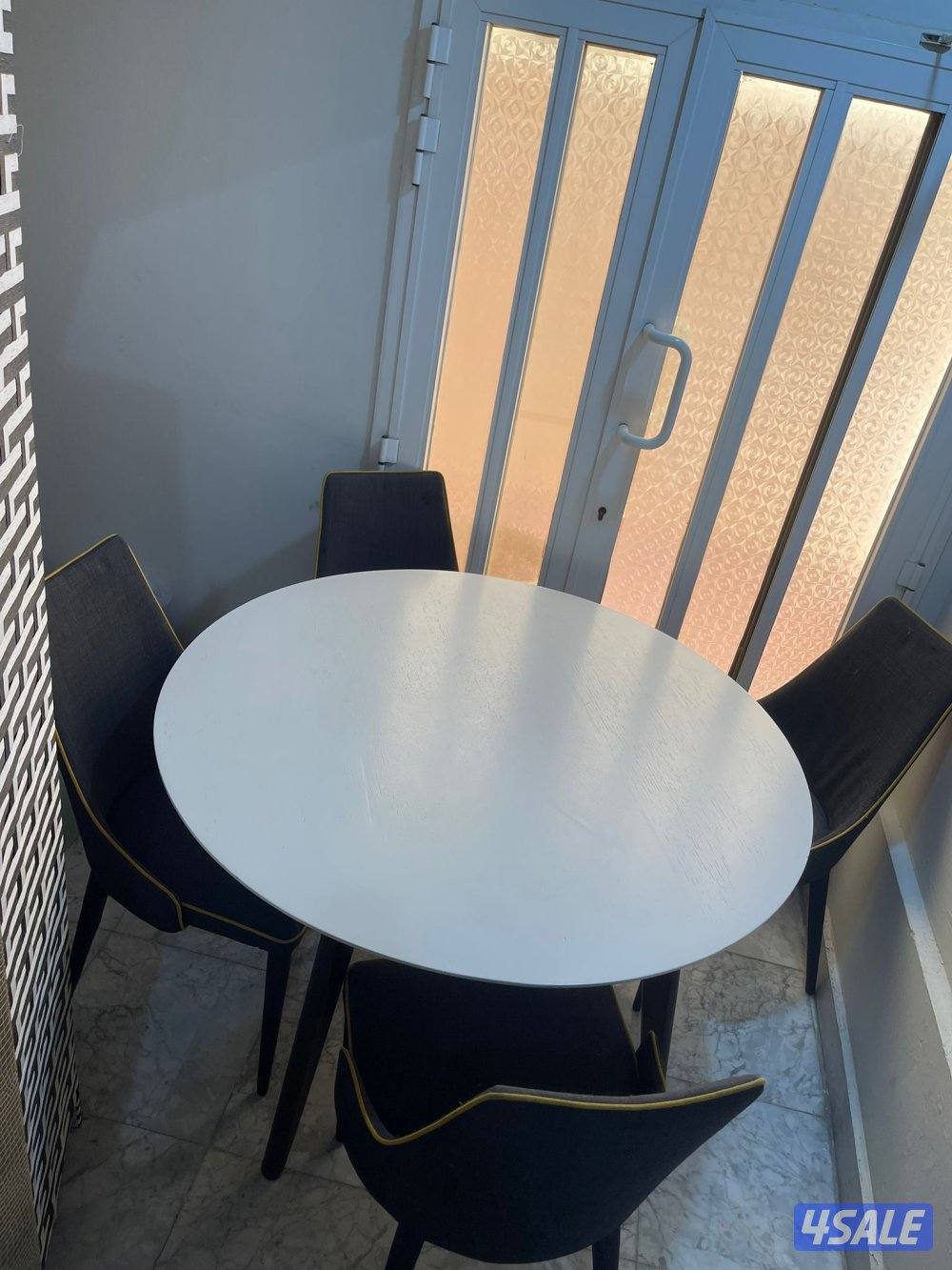 طاوله اربع كراسي خشب من بنتا بحاله ممتازه قياسها تقربيا متر ونص0