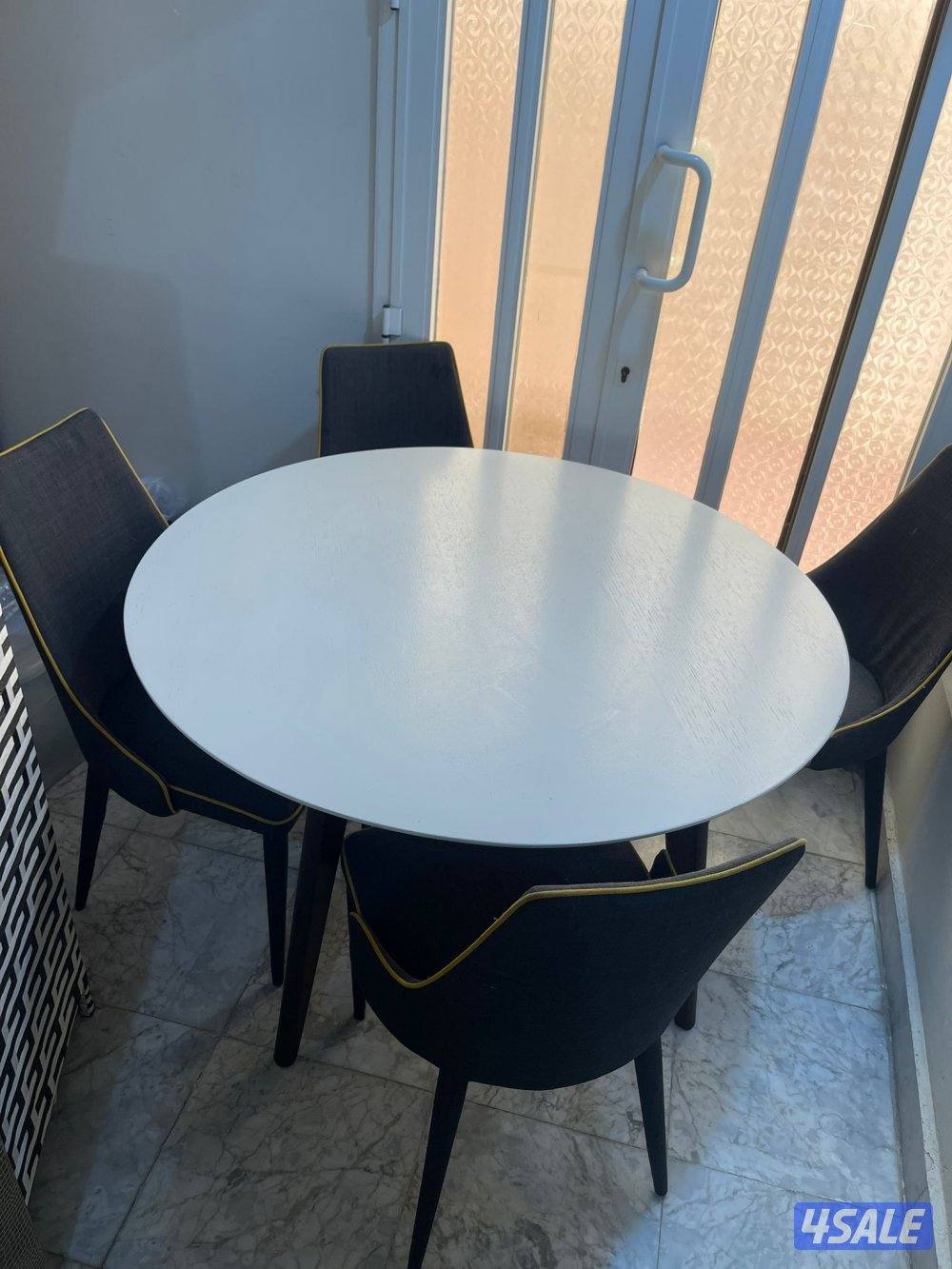 طاوله اربع كراسي خشب من بنتا بحاله ممتازه قياسها تقربيا متر ونص3