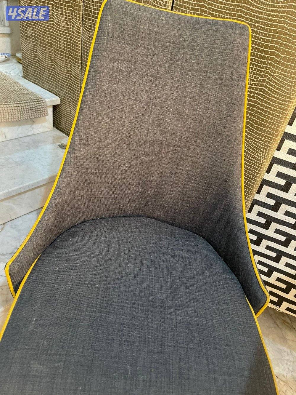 طاوله اربع كراسي خشب من بنتا بحاله ممتازه قياسها تقربيا متر ونص4