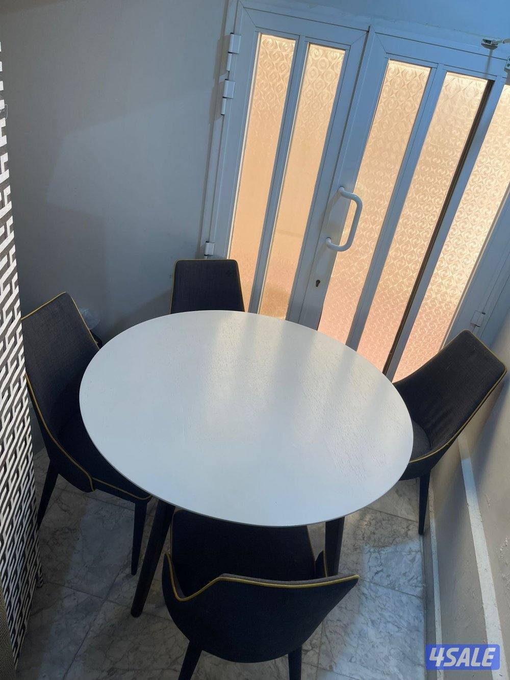 طاوله اربع كراسي خشب من بنتا بحاله ممتازه قياسها تقربيا متر ونص5