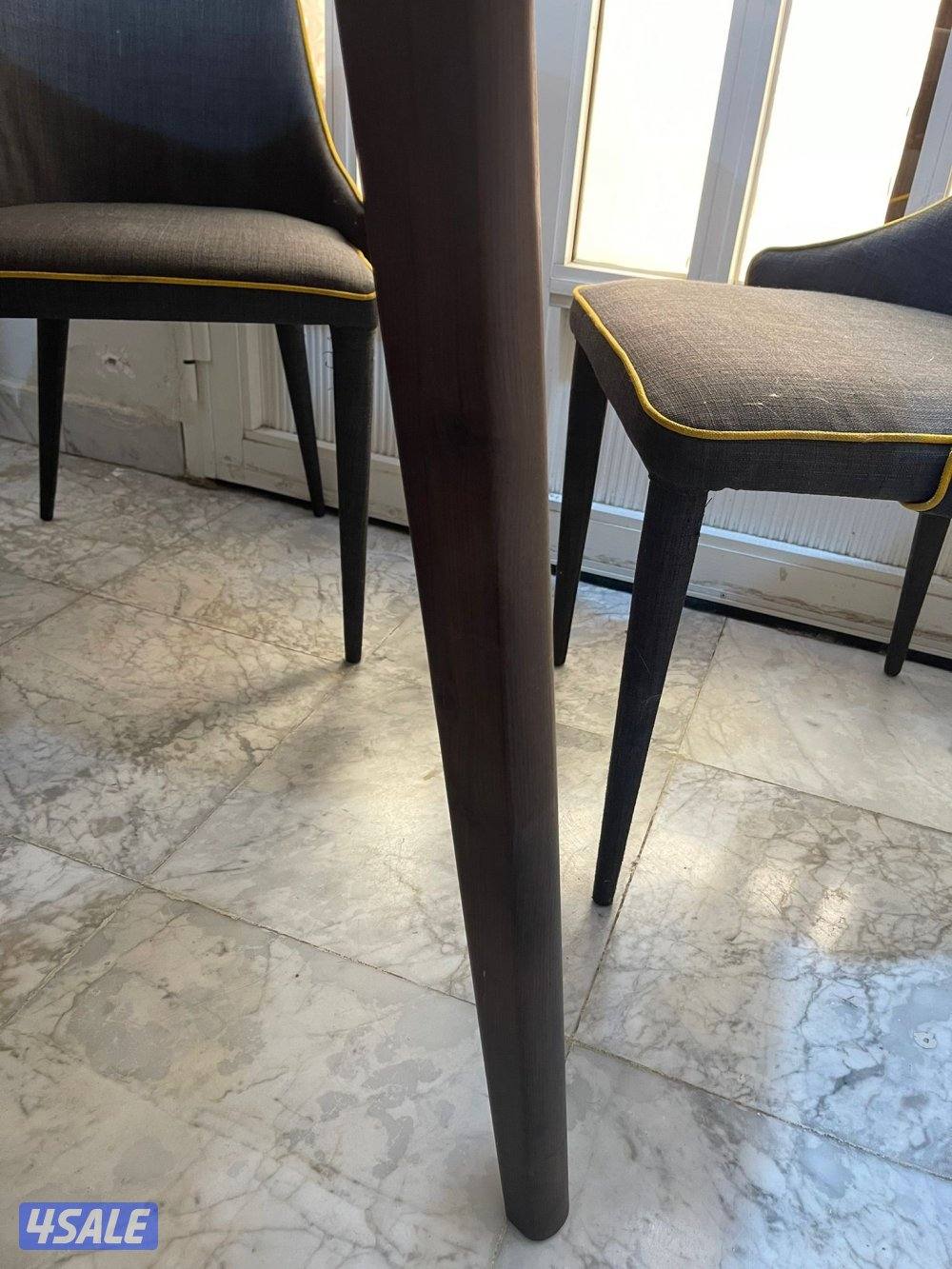 طاوله اربع كراسي خشب من بنتا بحاله ممتازه قياسها تقربيا متر ونص11