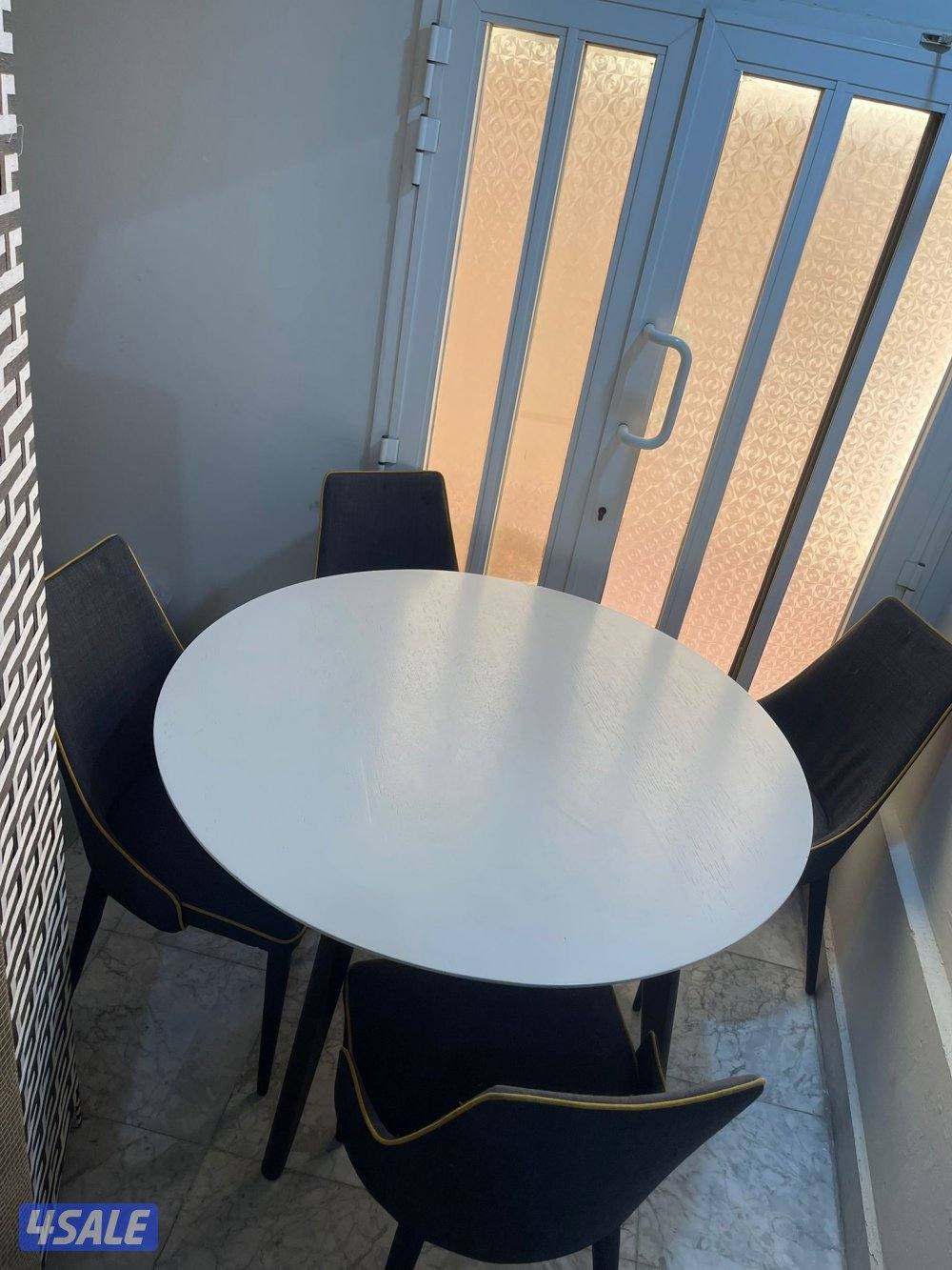 طاوله اربع كراسي خشب من بنتا بحاله ممتازه قياسها تقربيا متر ونص14