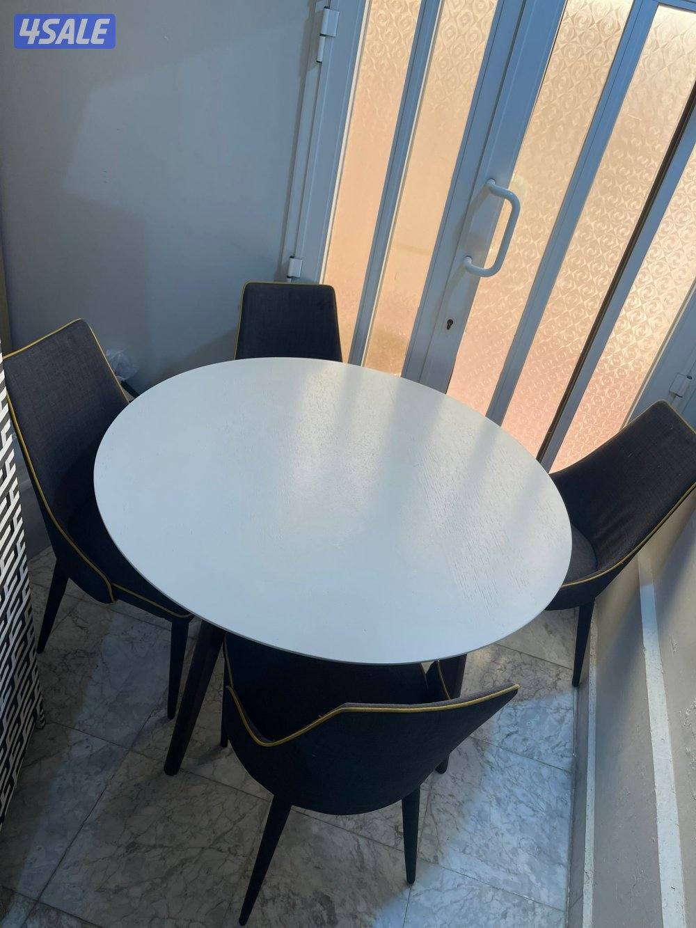 طاوله اربع كراسي خشب من بنتا بحاله ممتازه قياسها تقربيا متر ونص15