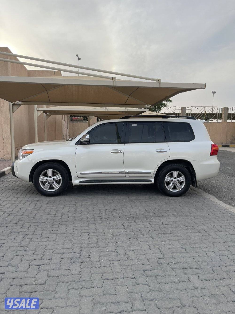 للبيع لاندكروزر موديل 2015 GXR_V8 ماشي ٣٨١1