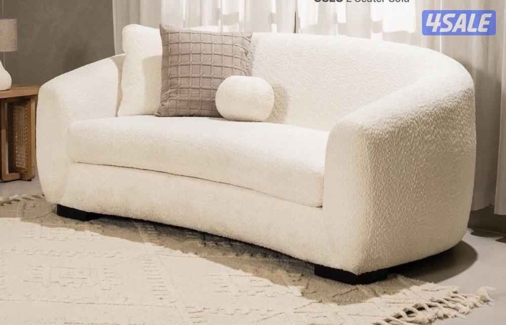 اثاث لصاله من صفاة هوم عباره عن كنب وطاوله وسط واثنين جانبيه وبوف0