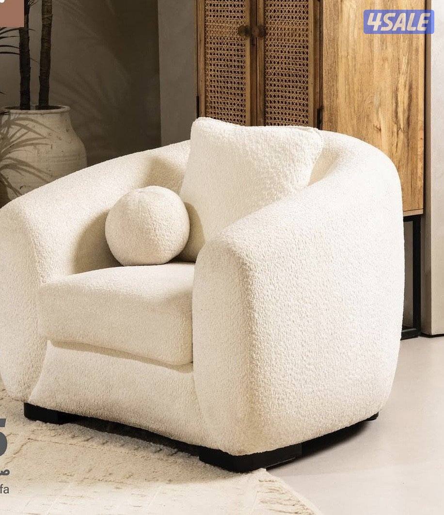 اثاث لصاله من صفاة هوم عباره عن كنب وطاوله وسط واثنين جانبيه وبوف3