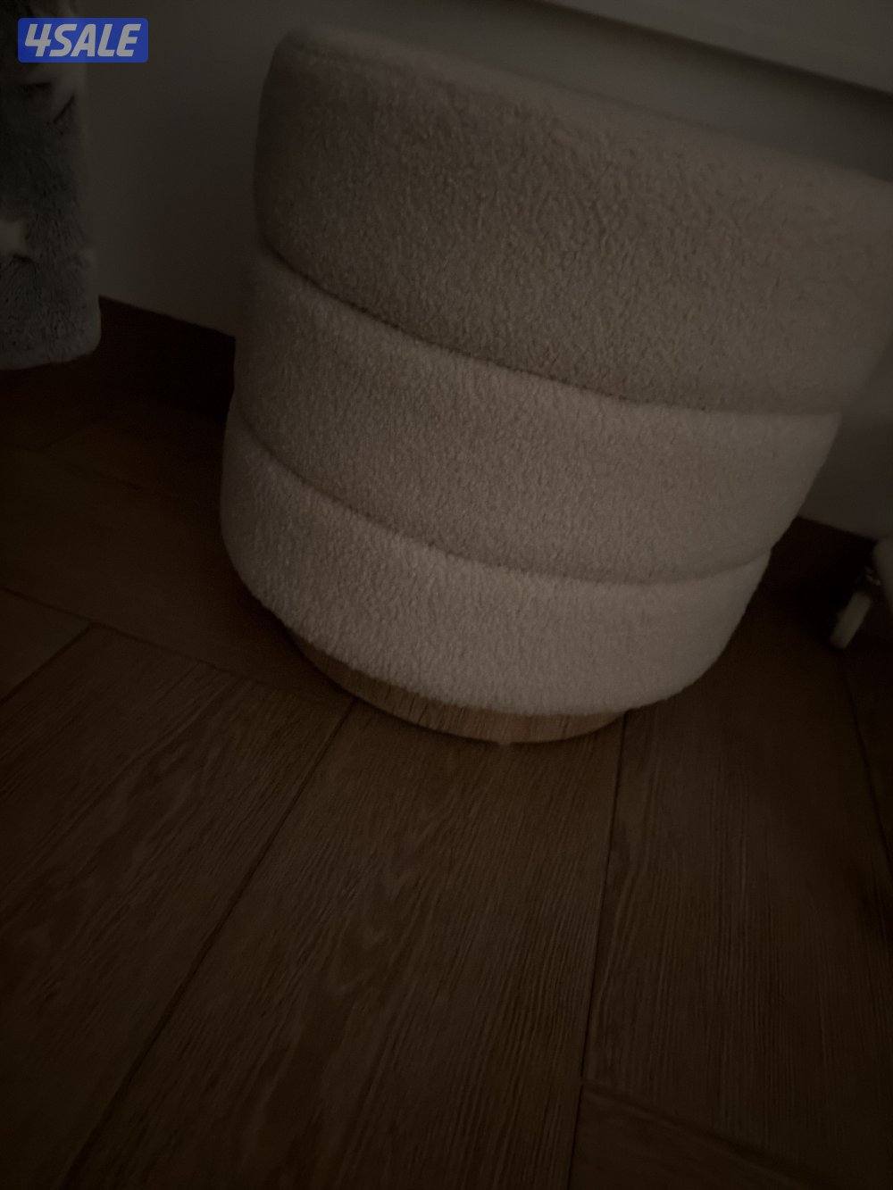 اثاث لصاله من صفاة هوم عباره عن كنب وطاوله وسط واثنين جانبيه وبوف4