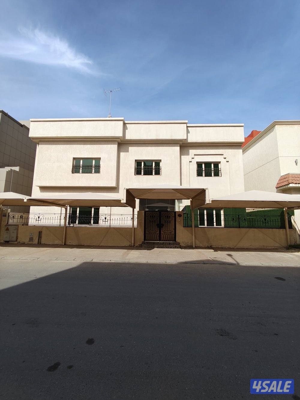 للبيع فيلا في الزهراء ق5 فاضي تسليم فوري دورين وربع0