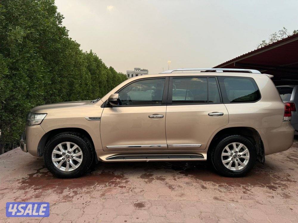 للبيع لاند كروز ٢٠٢٠ gxrالفل بحالة الوكاله ماشي ٤٥ سيرفس منتظم0