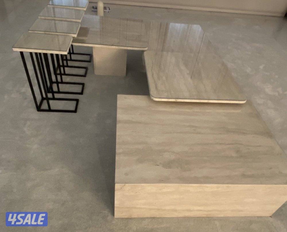 بيع ٤طاولات رخام الترافلتين لون بيج مع ٤طاولات تقديم مع زجاج حمايه3