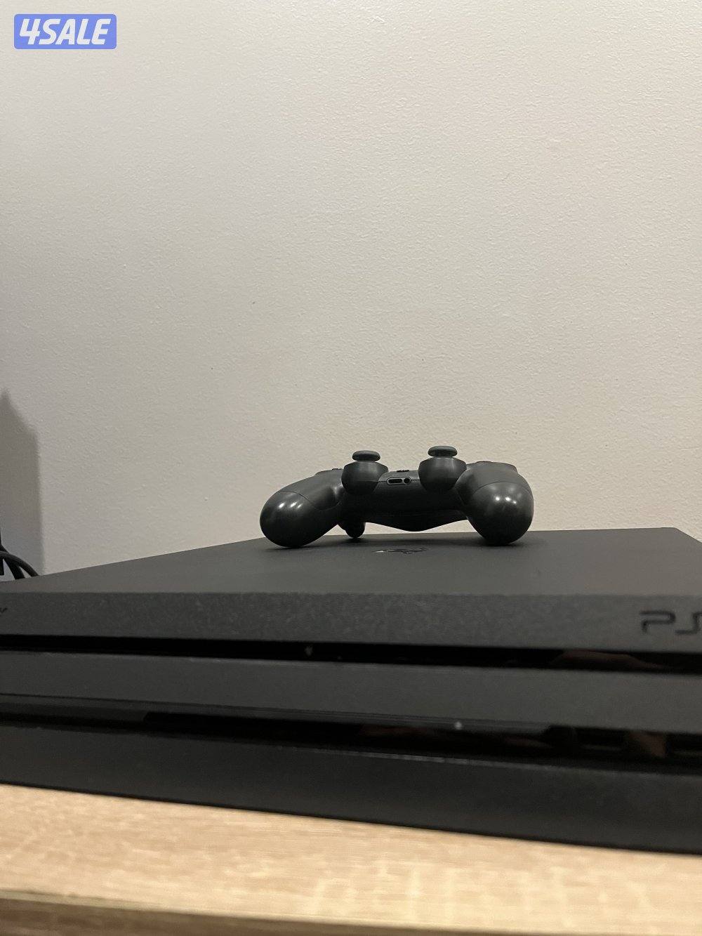 PS4 Pro 1TB like new بليستيشن ٤ برو نظيفه0