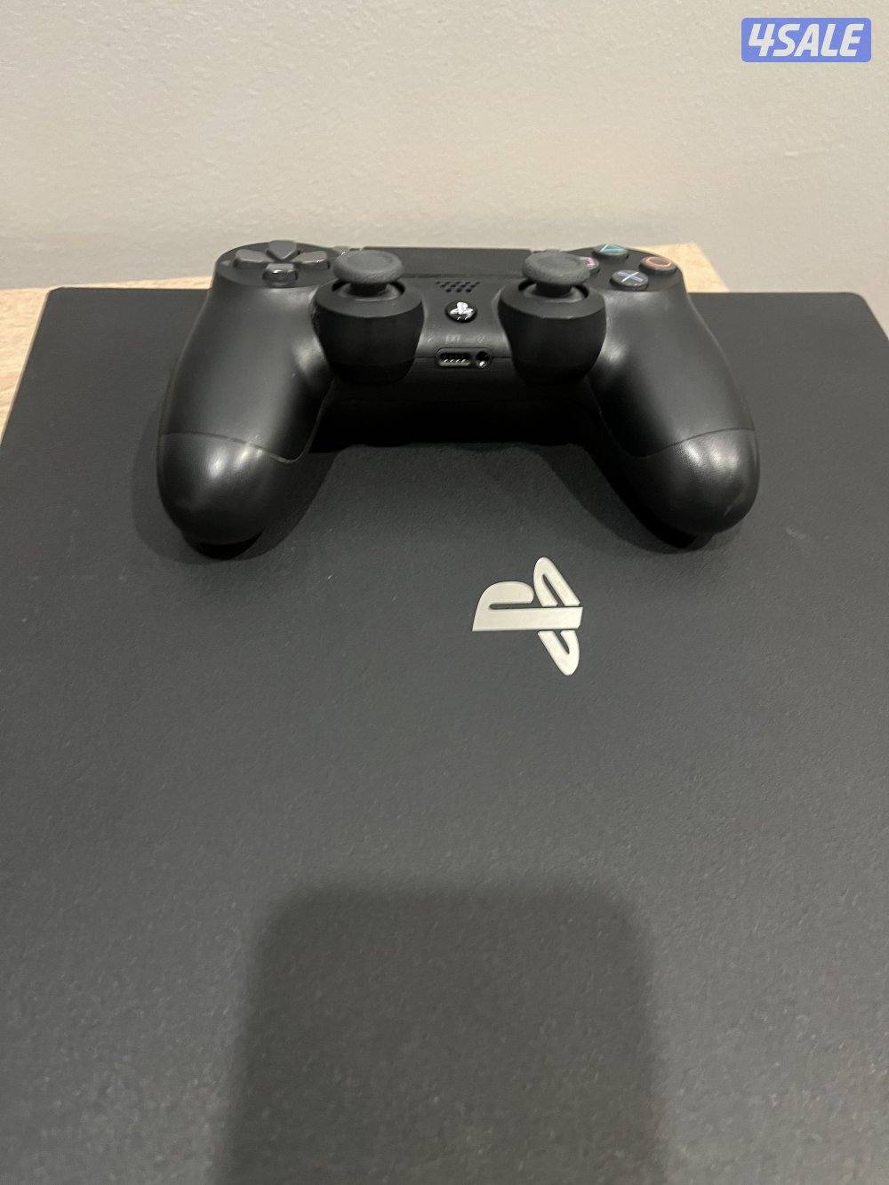 PS4 Pro 1TB like new بليستيشن ٤ برو نظيفه1