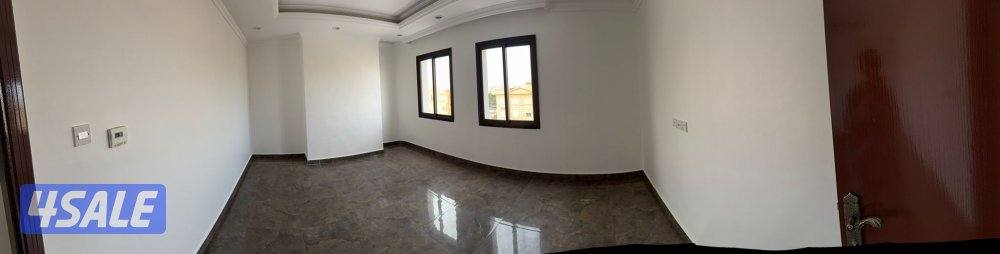 شقه الدور الثالث تتكون من ثلاثه غرف وحده منهم ماستر ومطبخ وصاله وغرفه0