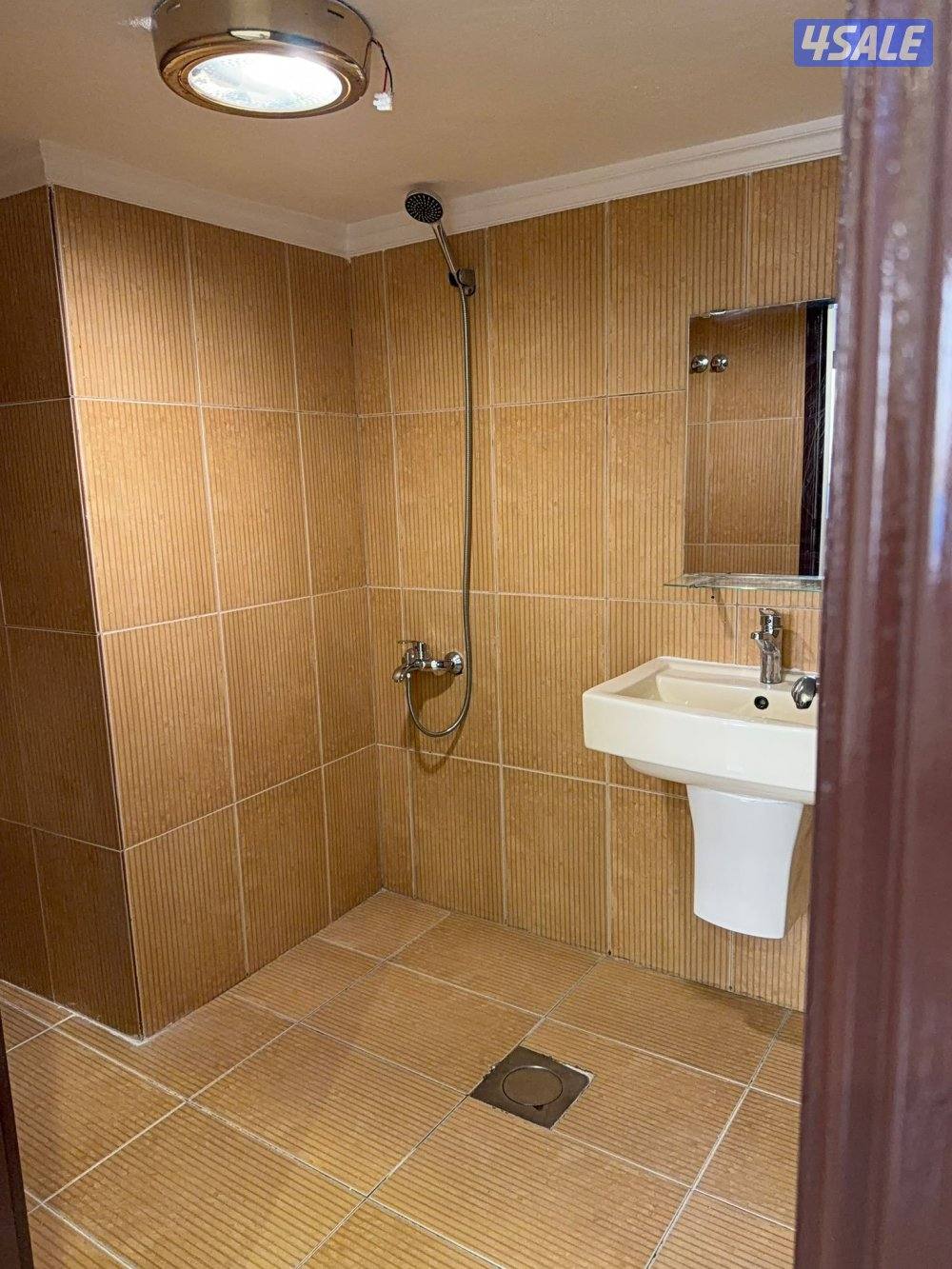 شقه الدور الثالث تتكون من ثلاثه غرف وحده منهم ماستر ومطبخ وصاله وغرفه3