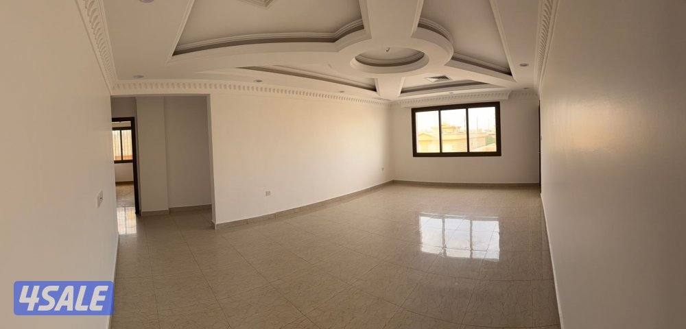 شقه الدور الثالث تتكون من ثلاثه غرف وحده منهم ماستر ومطبخ وصاله وغرفه4