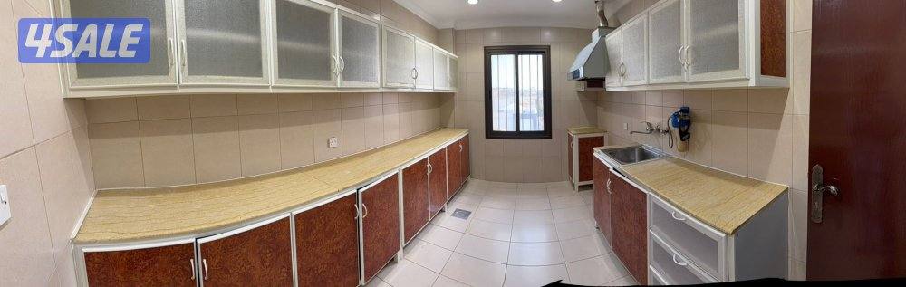 شقه الدور الثالث تتكون من ثلاثه غرف وحده منهم ماستر ومطبخ وصاله وغرفه6