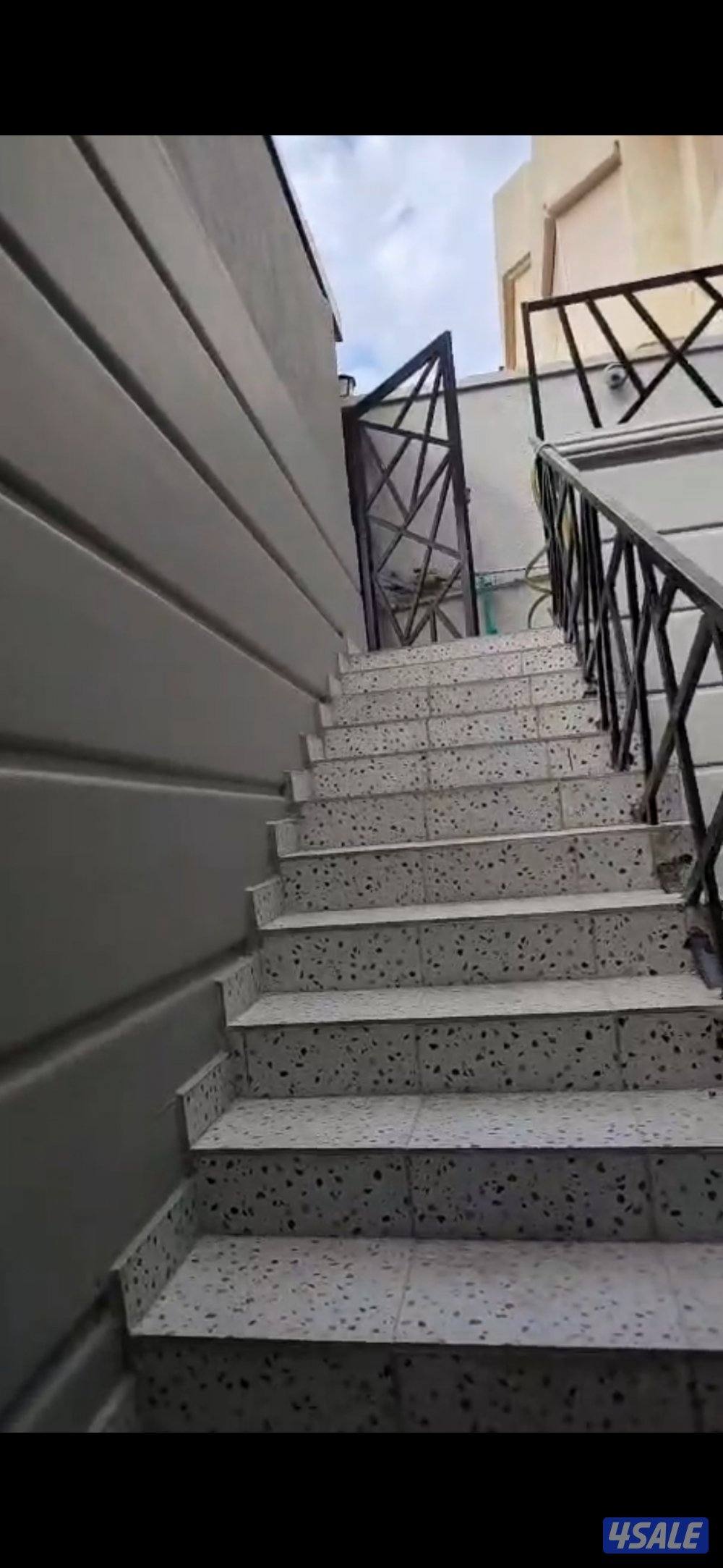 دور مع حوش ساقط صاله دوانيه ٤ غرف ٥ حمامات ٥ مواقف سيارت بقرب الخدمات2