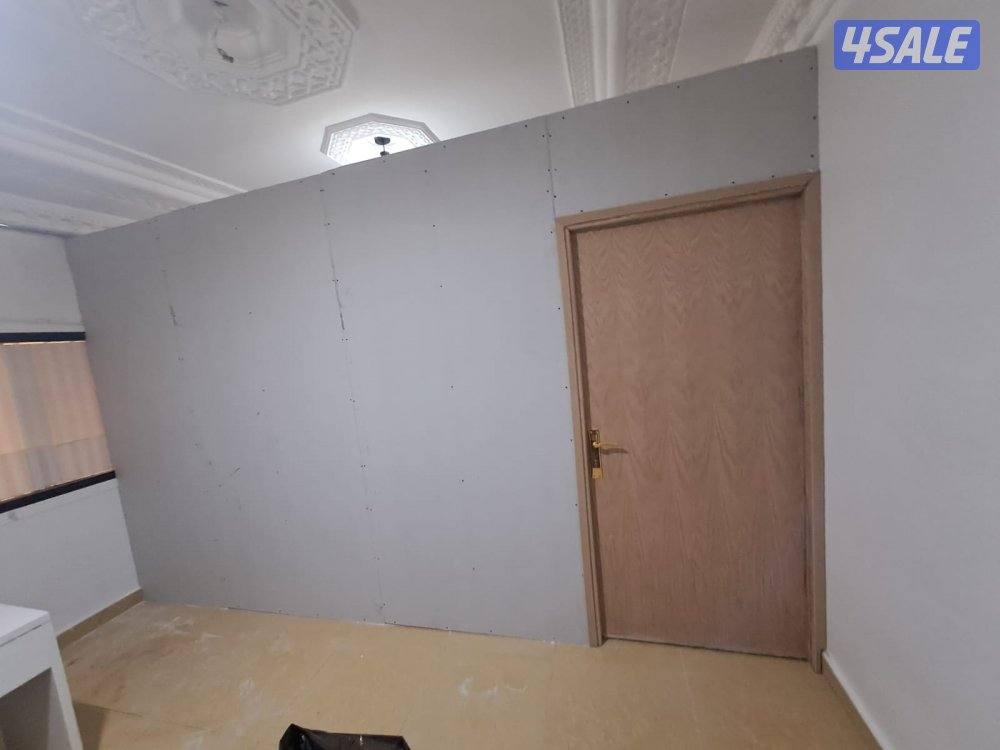 فنى جبسم بورد بارتشن قواطع تقسيم غرفه وصاله حرف ايل باب خشب اكرديون1