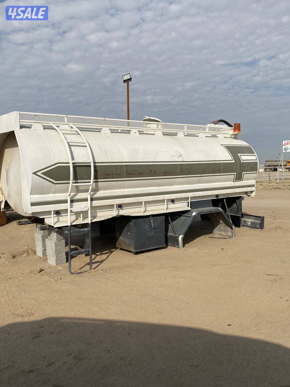 للبع تانكي ماء حموله 3200 مع الطرمبه نظيف3