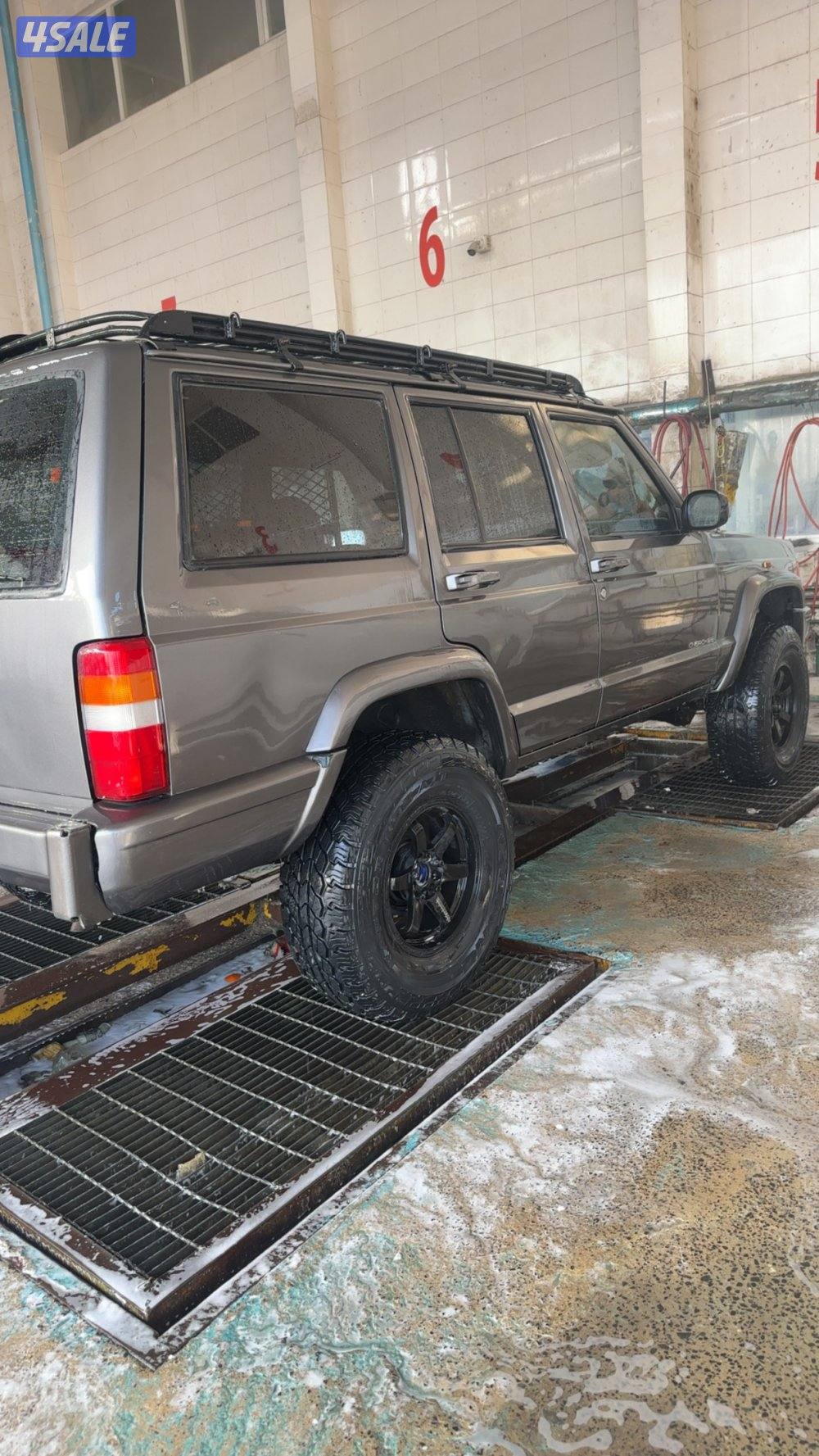 جيب  شيروكي عليه بعض التعديلات2