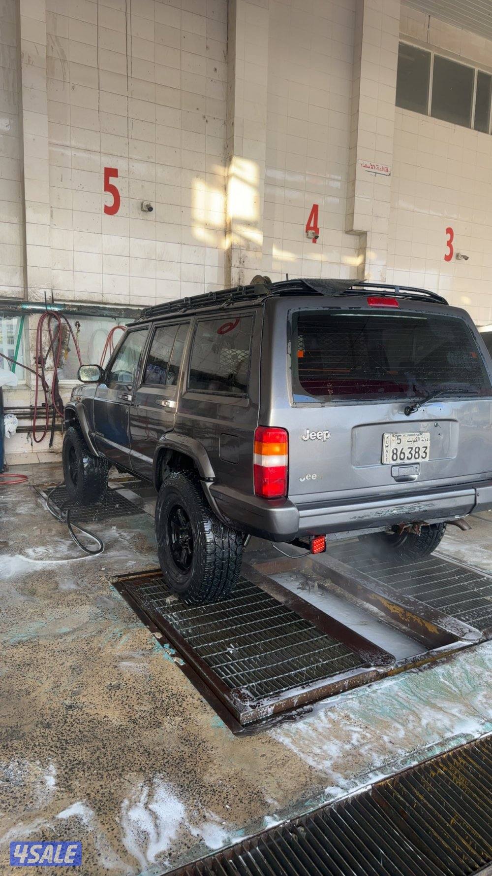 جيب  شيروكي عليه بعض التعديلات3