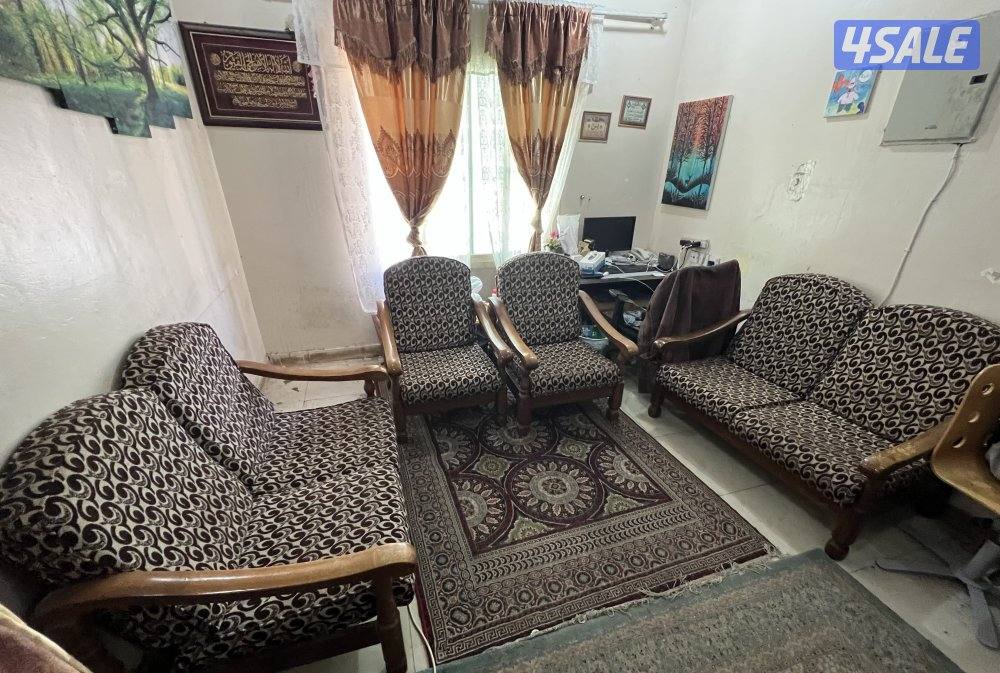 للبيع طقم صالون مكون من عدد ٢ كنبة ٢ مقعد وعدد ٢ كرسي + دولاب معدن0