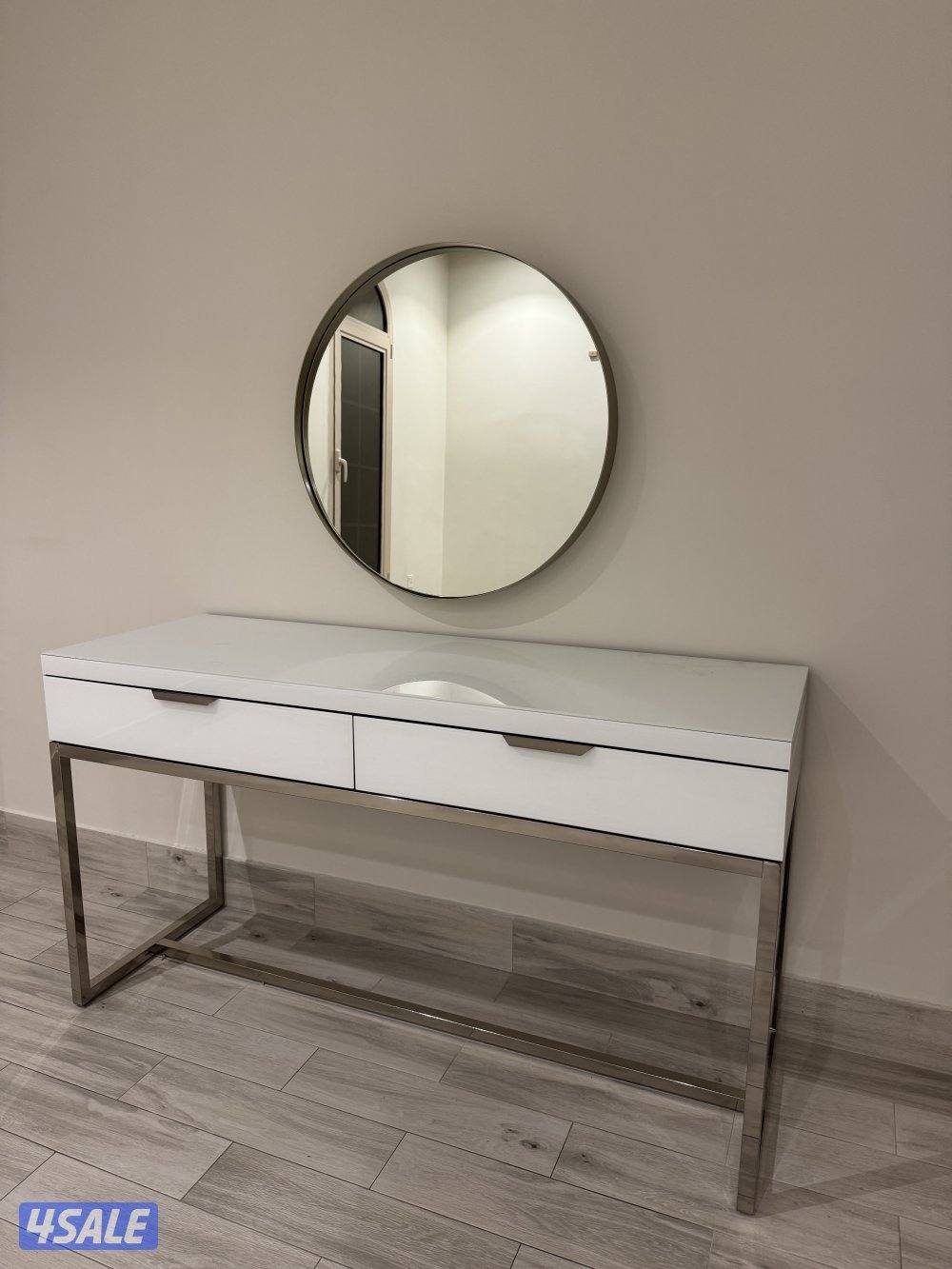 تسريحة مع مراية (مستعملة)0