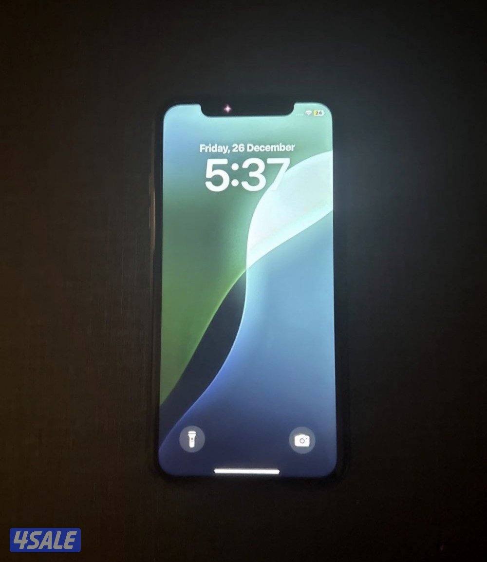 ايفون ١١  للبيع نظيف جدا يجي مع كفر وشاحن ابل اصلي0