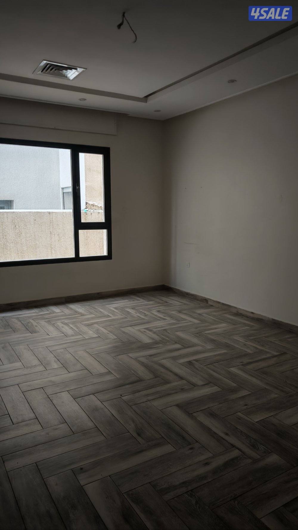 للايجار دور ارضي كامل يتكون من 4 غرف و غرفة غسيل و مطبخ مجهز كامل2