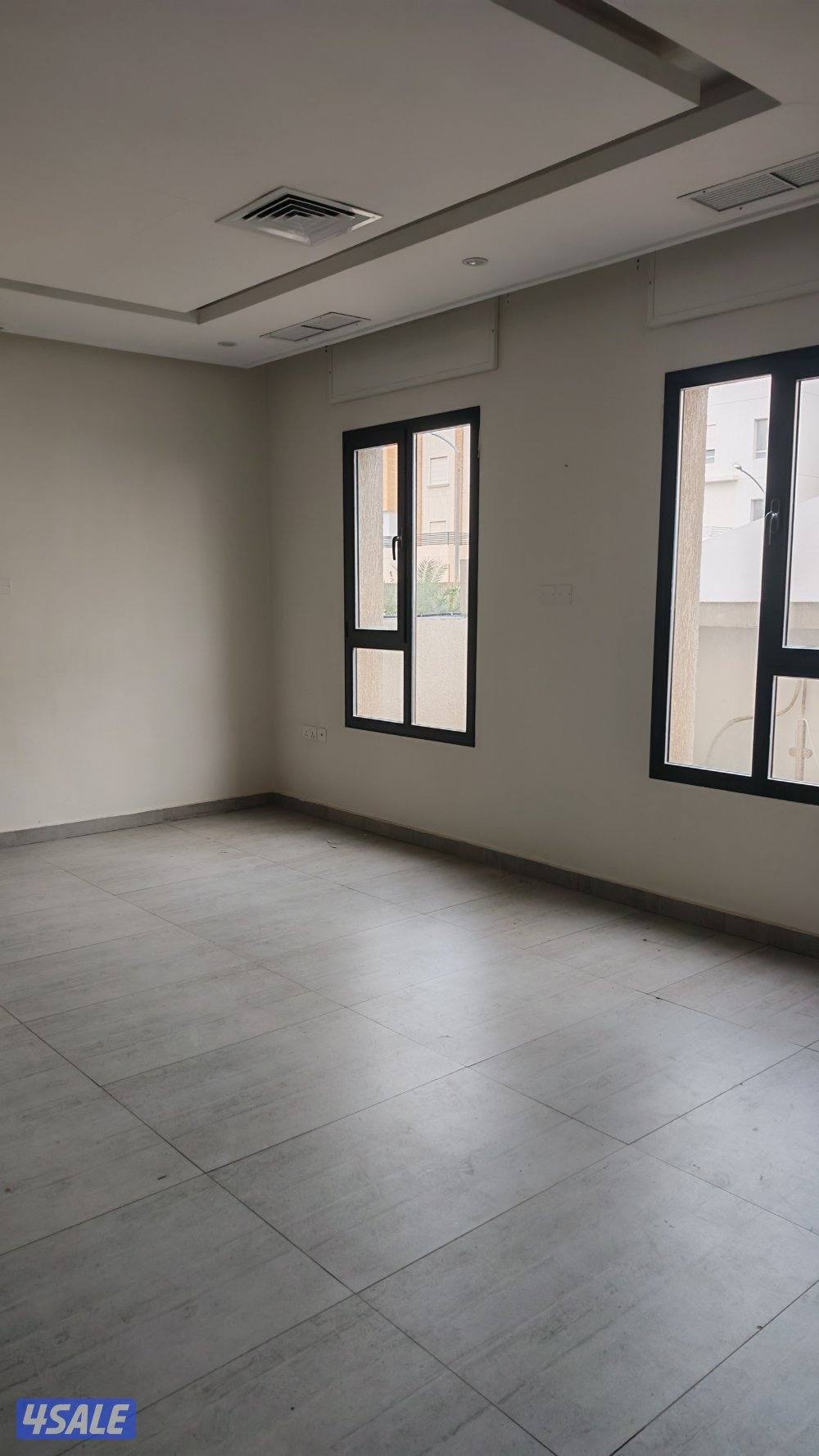 للايجار دور ارضي كامل يتكون من 4 غرف و غرفة غسيل و مطبخ مجهز كامل3