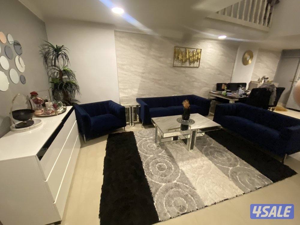 طقم صوفا وثلاث طاولات وسجادتين0