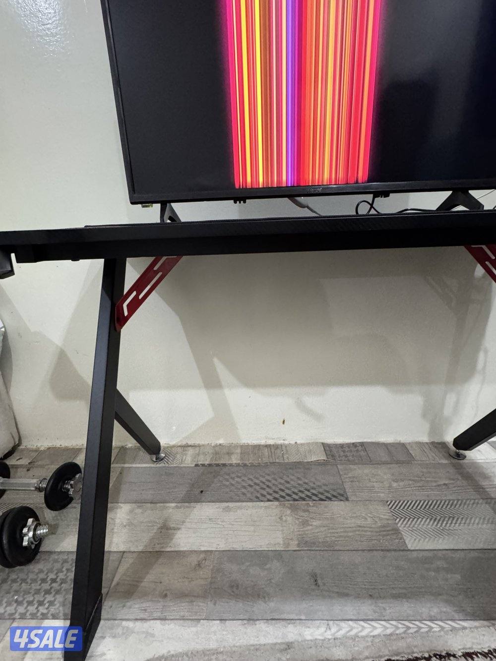 تلفزيون ونسا 32 بوصه نظيف مع ريموته وقواعده ورسيفر سمارت وطاوله قيمنق3