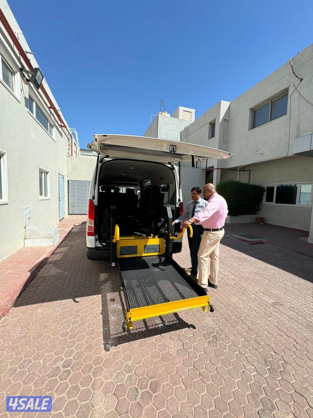 خدمة توصيل كبار السن والاحتياجات الخاصة بسيارة مجهزة برافعة جميع مناطق3