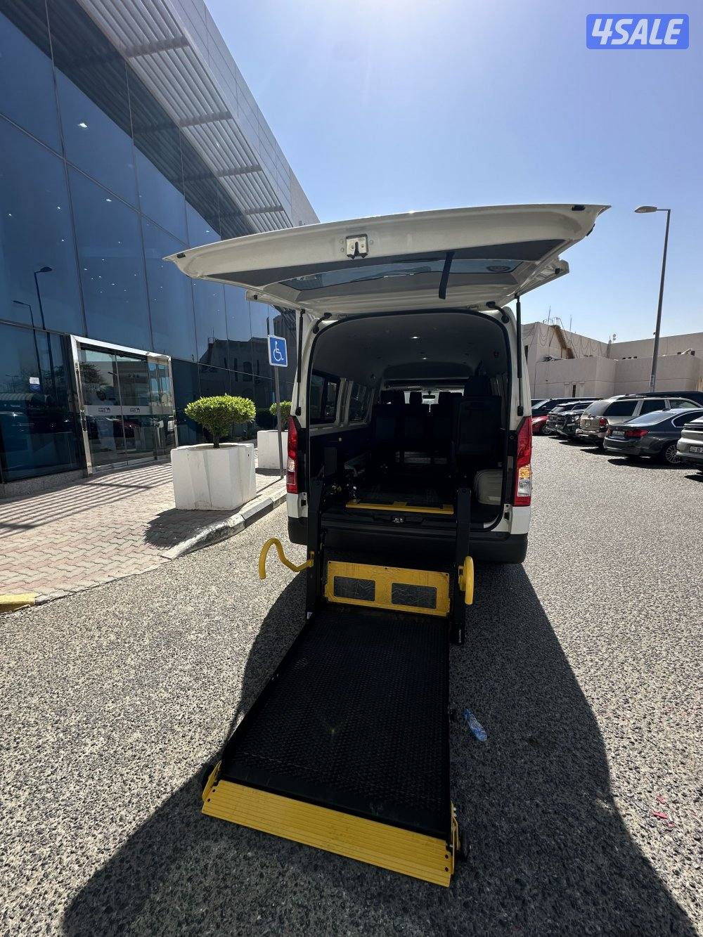 خدمة توصيل كبار السن والاحتياجات الخاصة بسيارة مجهزة برافعة جميع مناطق13