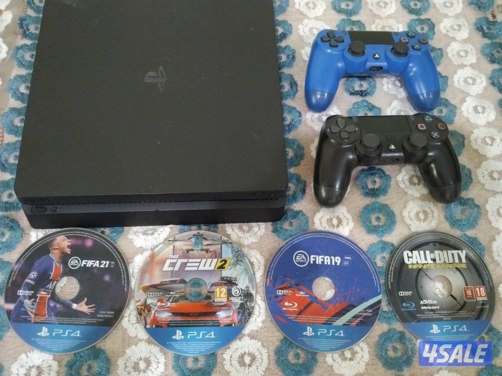 جهاز بلايستيشن ٤ سليم شغال مساحته ١تيرا معه اسلاكه ودراعين وألعاب cd0