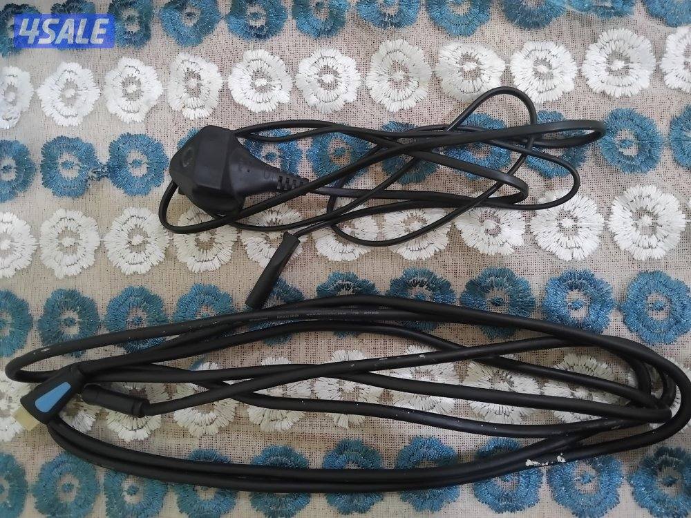 جهاز بلايستيشن ٤ سليم شغال مساحته ١تيرا معه اسلاكه ودراعين وألعاب cd3