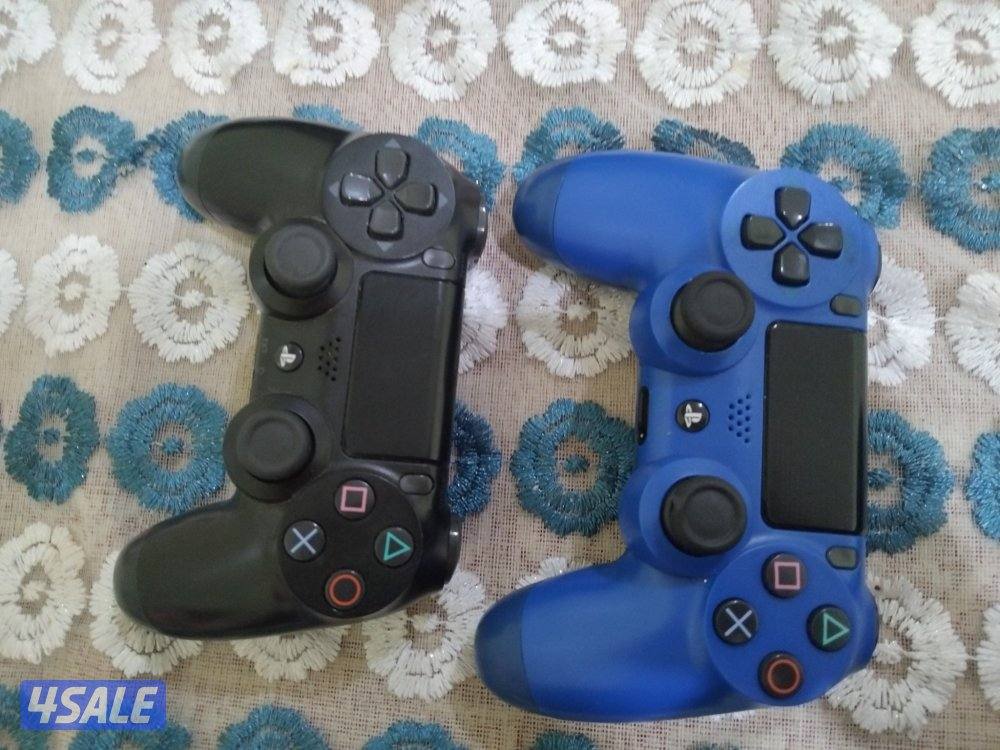 جهاز بلايستيشن ٤ سليم شغال مساحته ١تيرا معه اسلاكه ودراعين وألعاب cd4