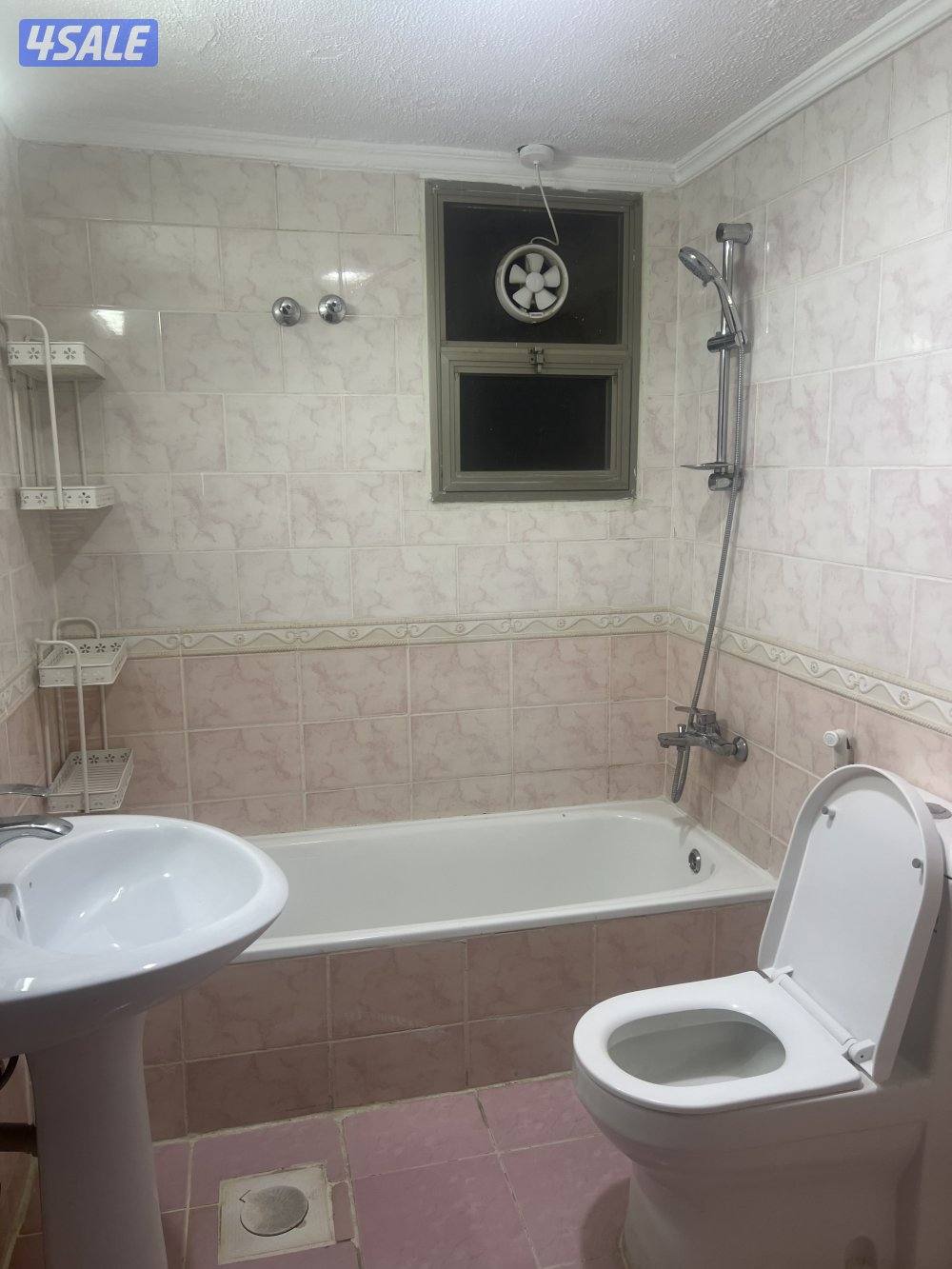 صاله ومطبخ وحمامين و٣غرف وحده منهم ماستر ومكينتين تكيف  وسنترال ومصعد0