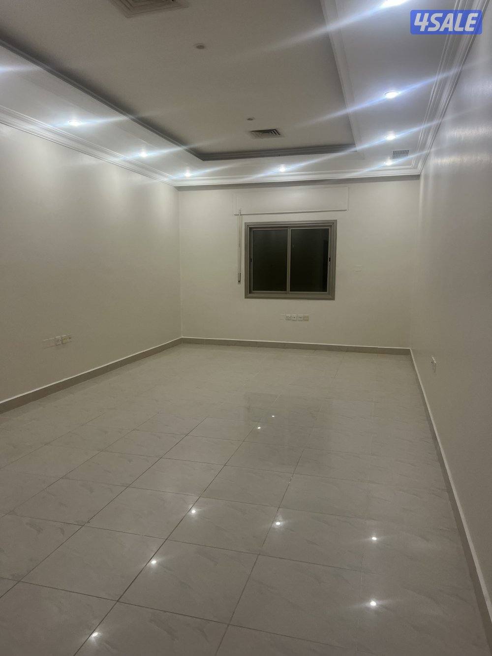 صاله ومطبخ وحمامين و٣غرف وحده منهم ماستر ومكينتين تكيف  وسنترال ومصعد1