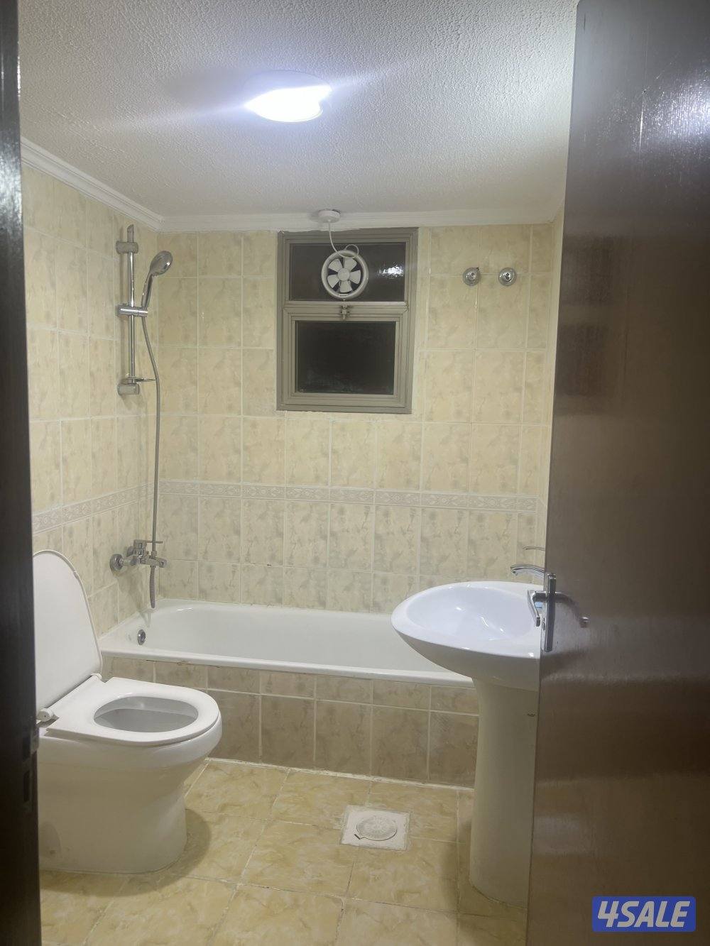 صاله ومطبخ وحمامين و٣غرف وحده منهم ماستر ومكينتين تكيف  وسنترال ومصعد2