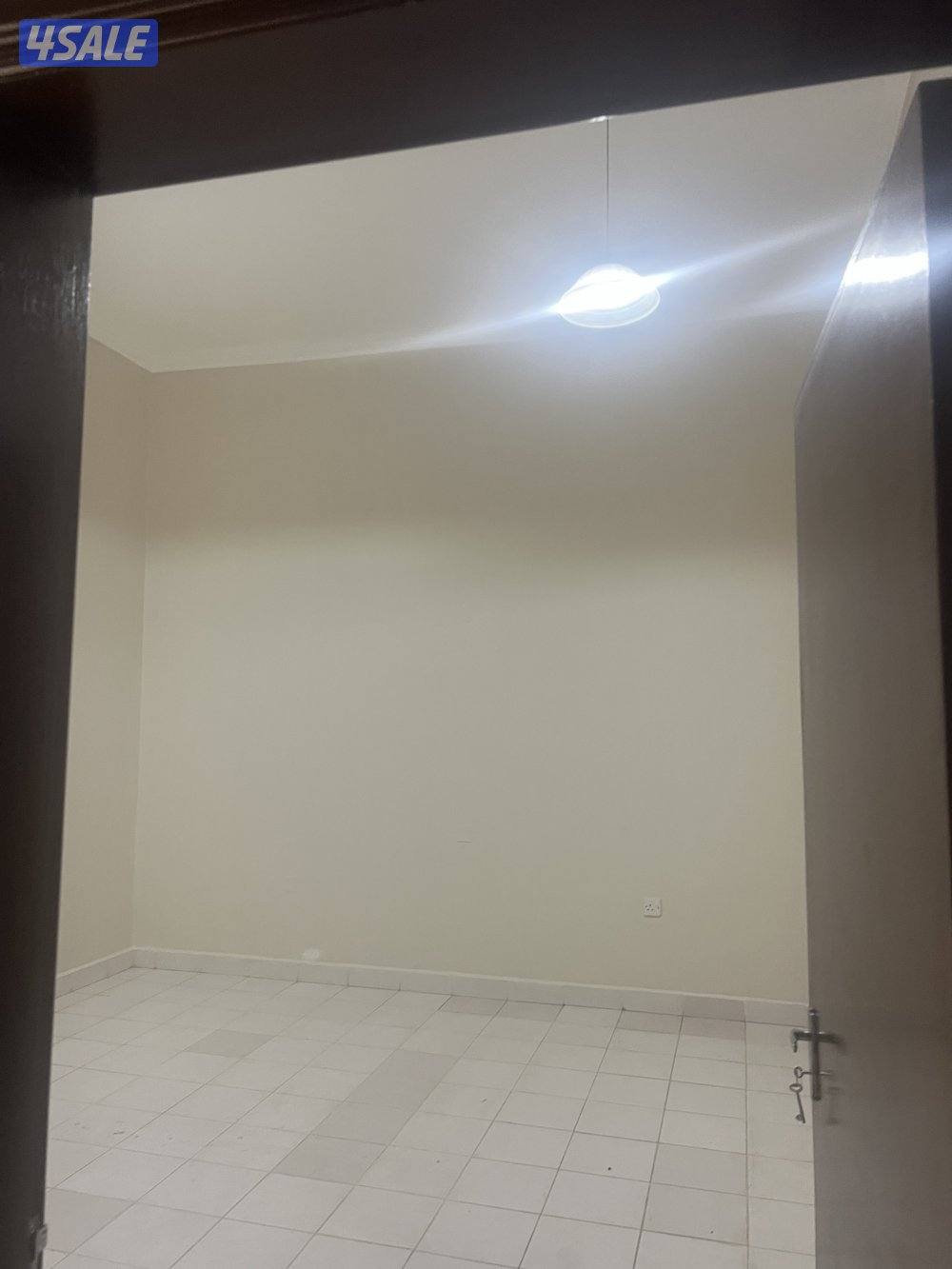 صاله ومطبخ وحمامين و٣غرف وحده منهم ماستر ومكينتين تكيف  وسنترال ومصعد3