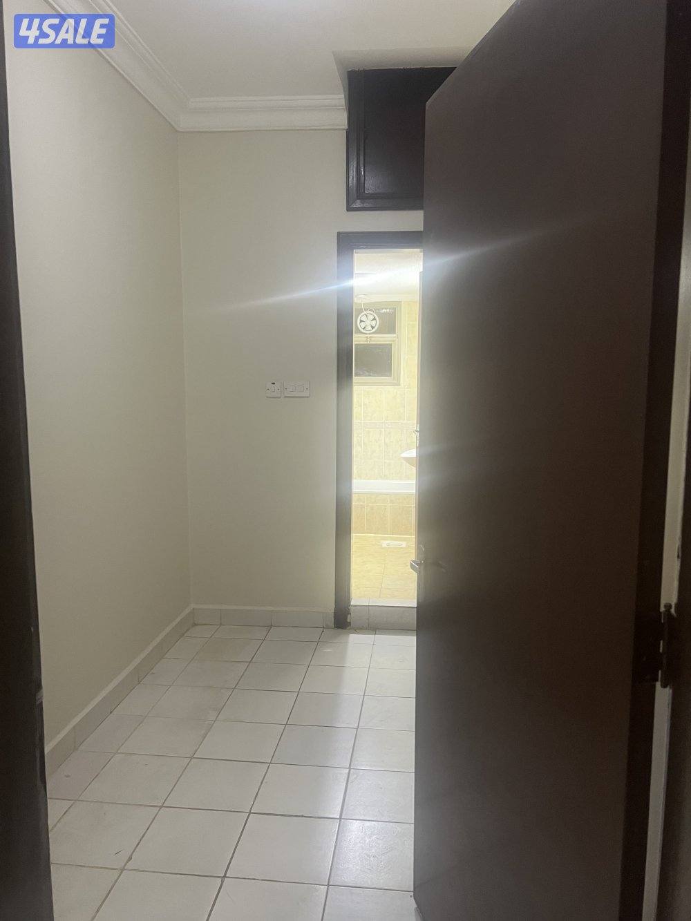 صاله ومطبخ وحمامين و٣غرف وحده منهم ماستر ومكينتين تكيف  وسنترال ومصعد5