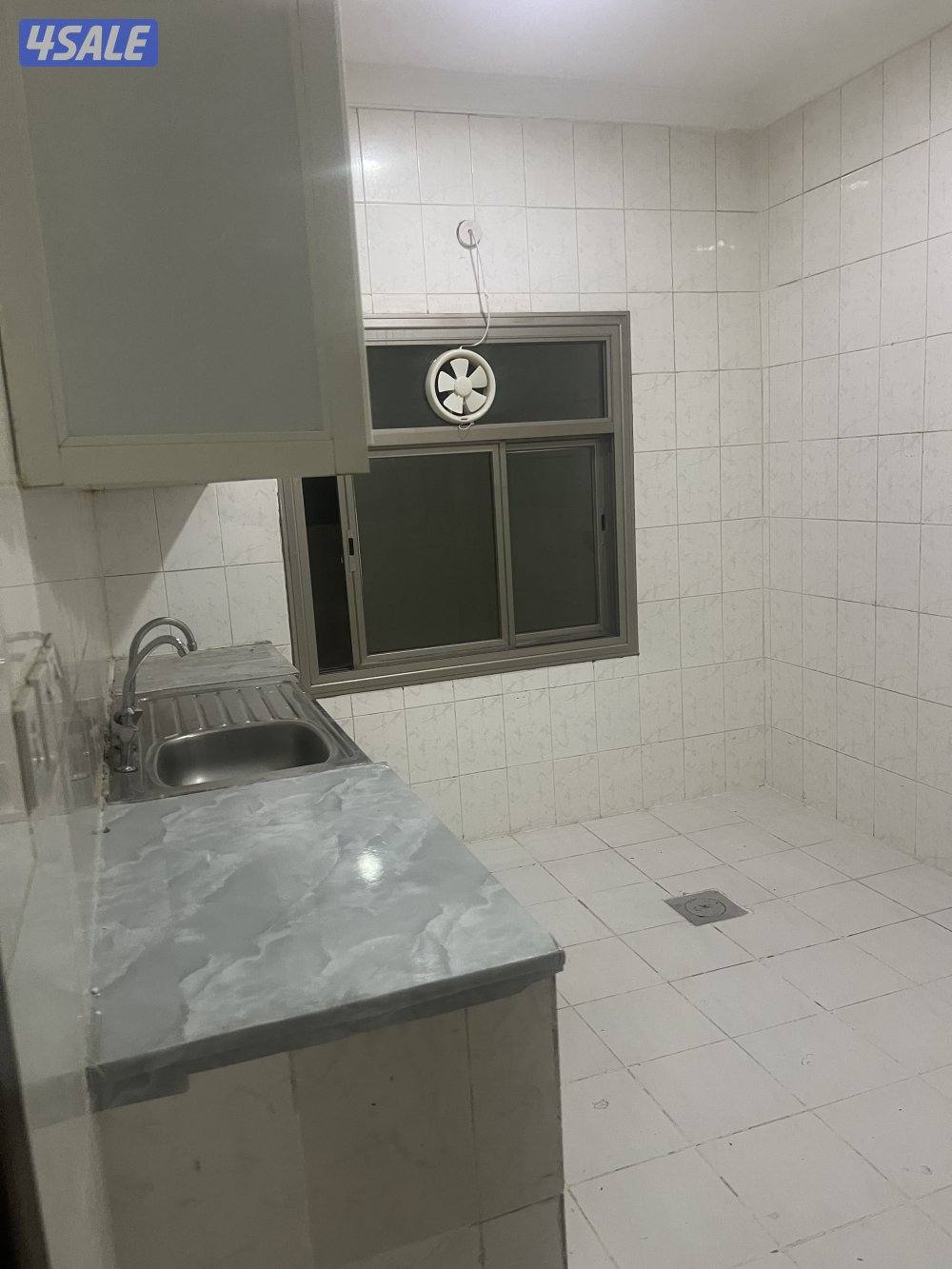 صاله ومطبخ وحمامين و٣غرف وحده منهم ماستر ومكينتين تكيف  وسنترال ومصعد6