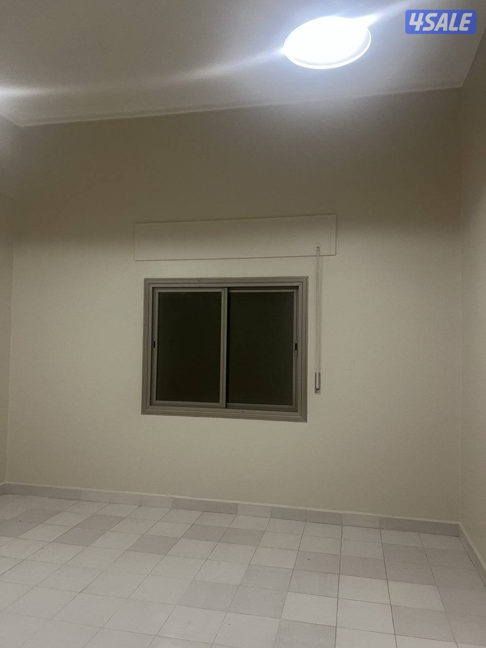 صاله ومطبخ وحمامين و٣غرف وحده منهم ماستر ومكينتين تكيف  وسنترال ومصعد7