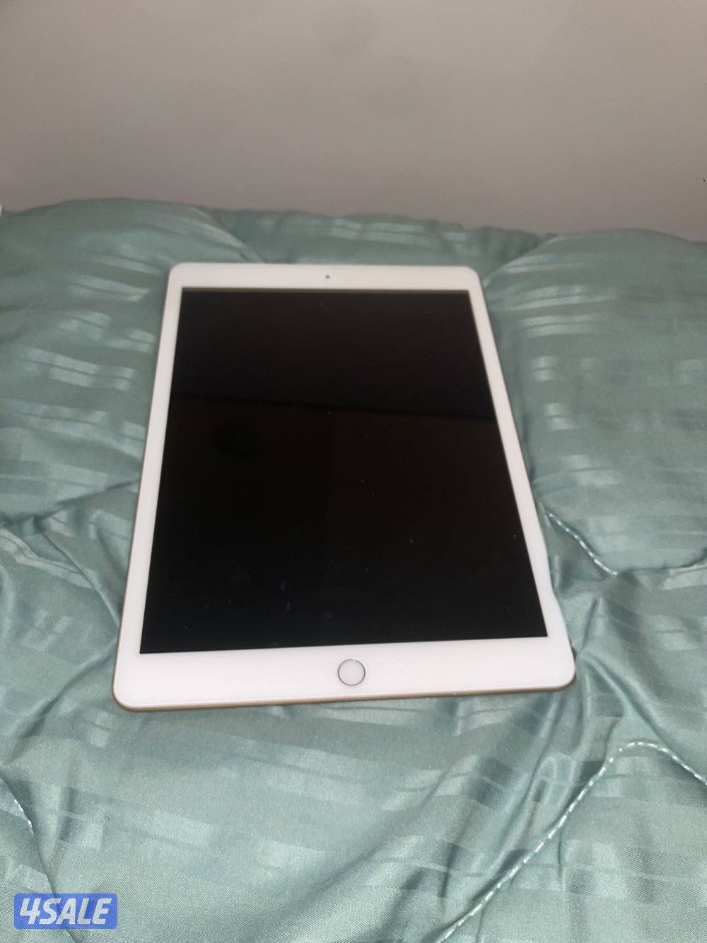 ايباد (الجيل السابع ).(7).     نظيف اللون البرونزي  بدون خدوش وكسرات1