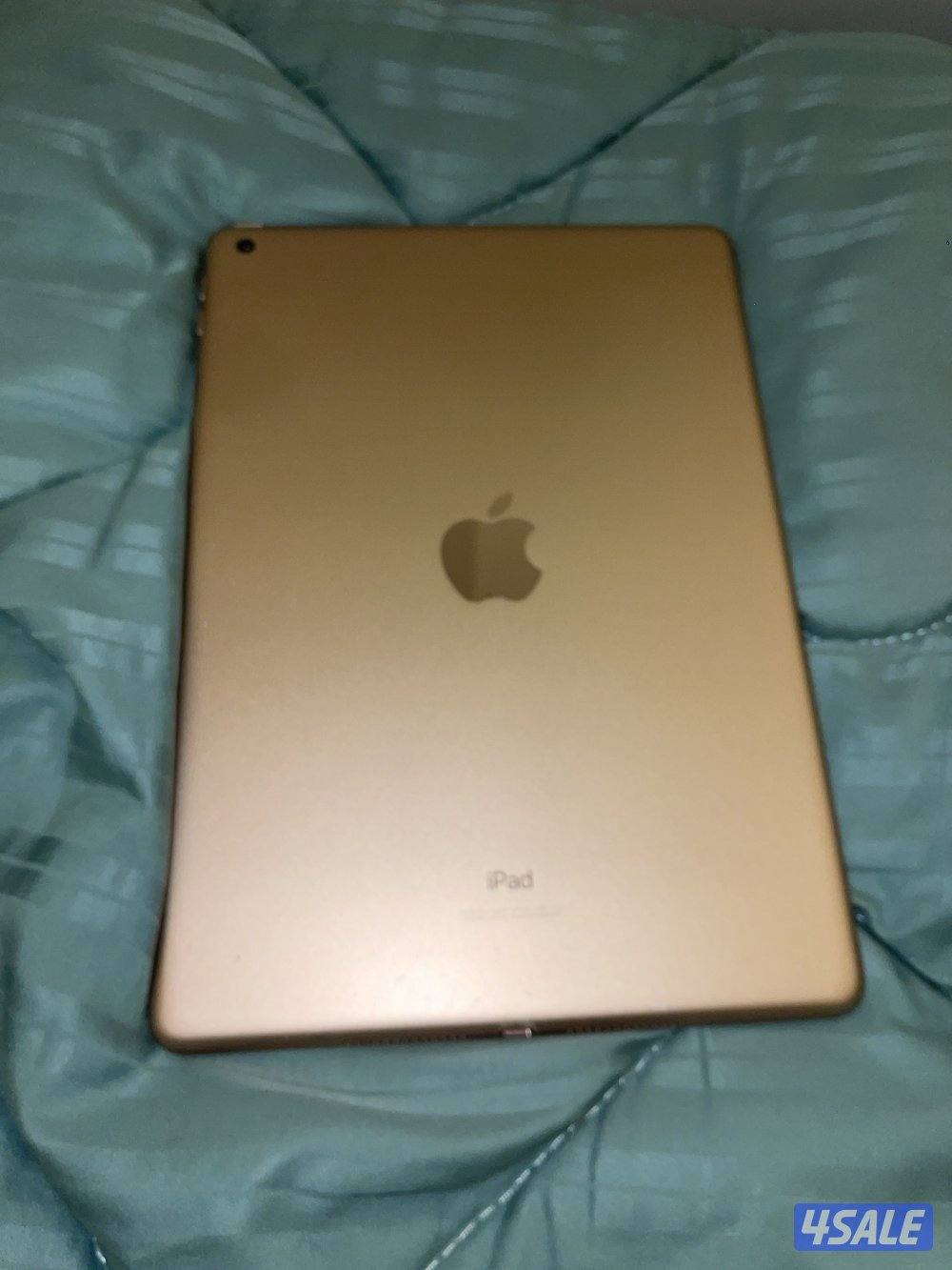 ايباد (الجيل السابع ).(7).     نظيف اللون البرونزي  بدون خدوش وكسرات0