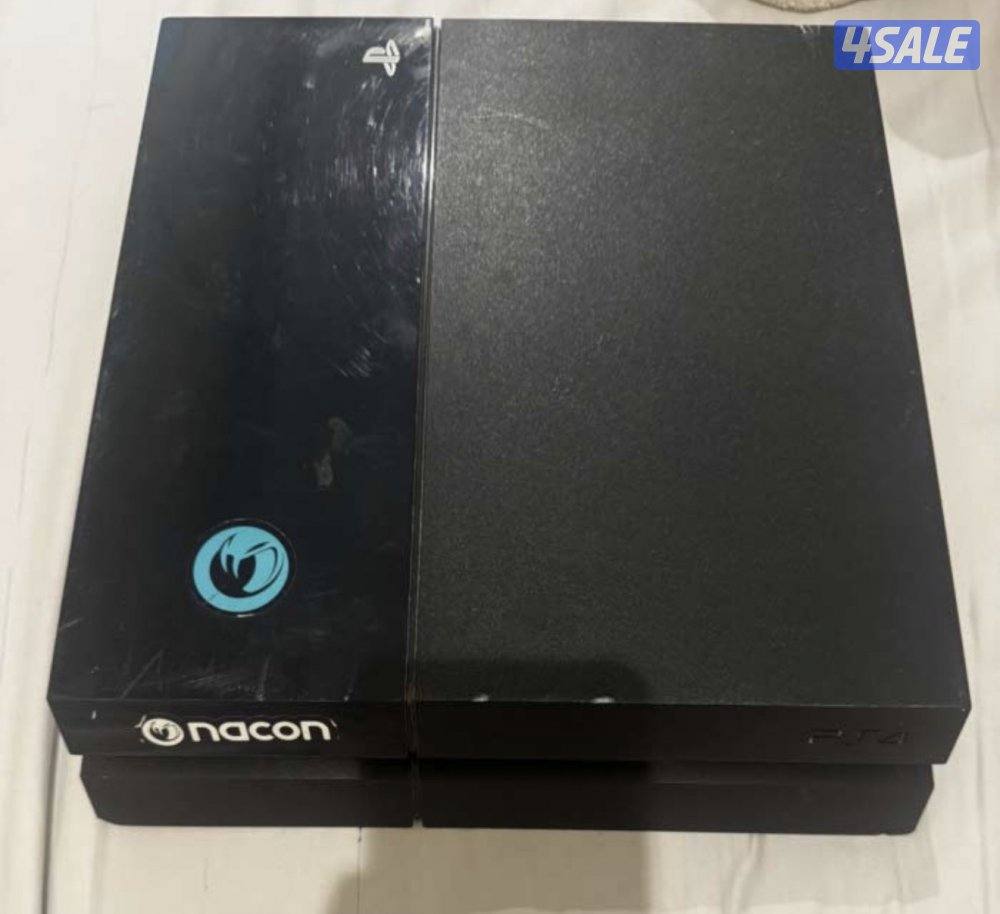 سوني ٤ النسخه العاديه للبيع نظيفه جدا تجي مع اليد والوايرات واشرطه0