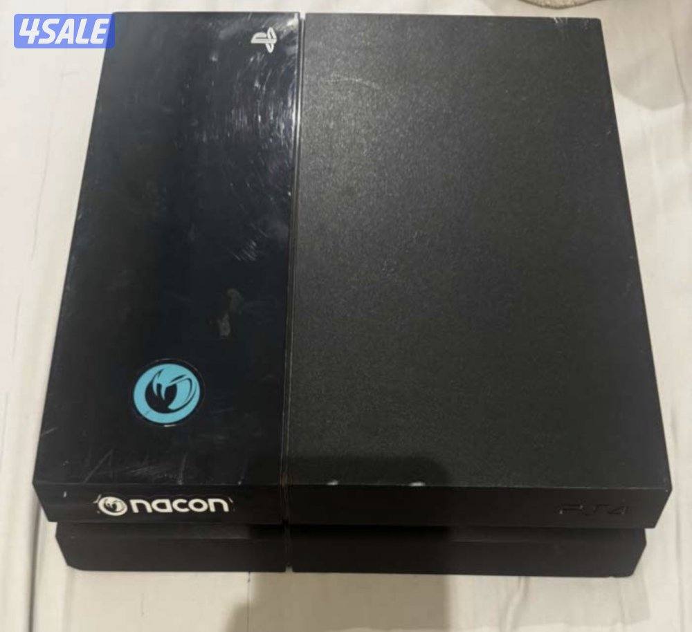 سوني ٤ النسخه العاديه للبيع نظيفه جدا تجي مع اليد والوايرات واشرطه1