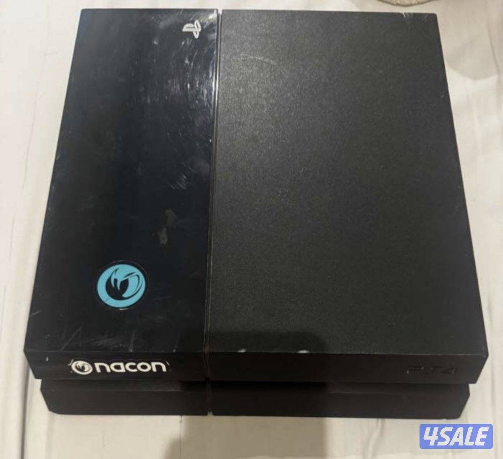 سوني ٤ النسخه العاديه للبيع نظيفه جدا تجي مع اليد والوايرات واشرطه2